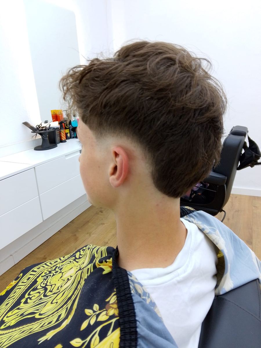 Längeres Deckhaar mit Taper